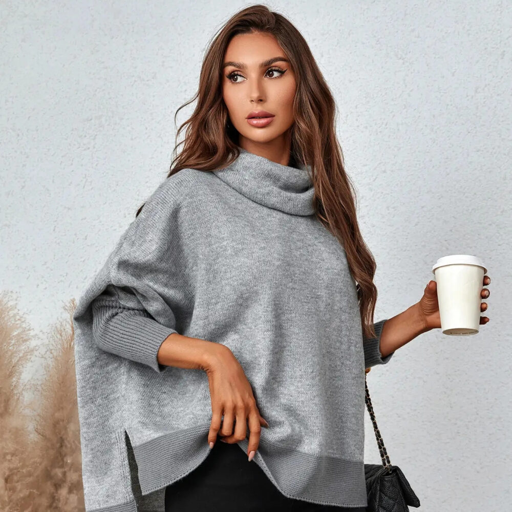 Pull chauve souris gris à col roulé porté par une femme aux cheveux longs