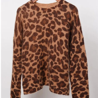 Photo d'un pull léopard marron et beige à col rond et manches longues sur un cintre en bois