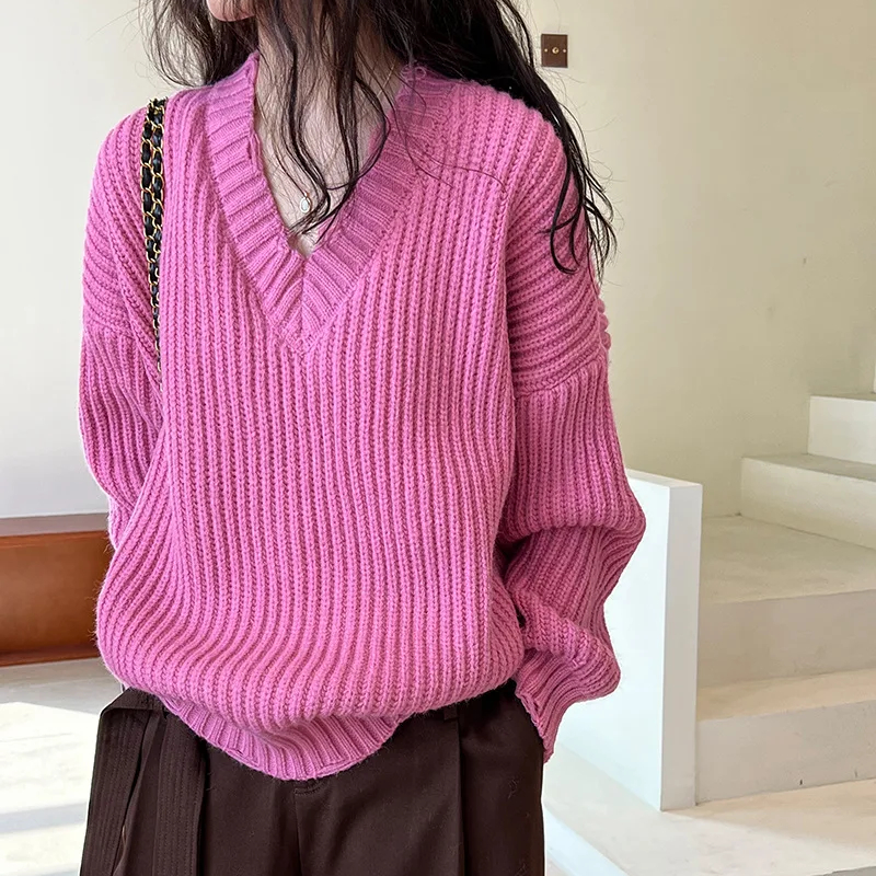 0-5ca84c.jpeg Femme portant un pull oversize rose.