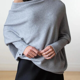 Pull chauve souris gris porté par une femme
