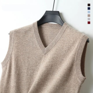 Pull sans manche beige sur un ceintre.