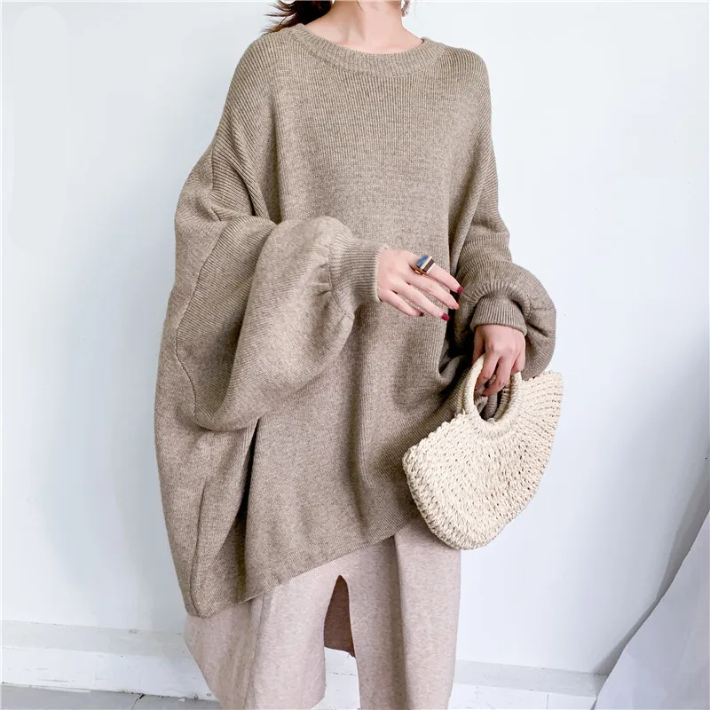 0-852d29.jpeg Femme portant un pull long et tenant un sac.