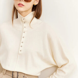 Pull chauve souris beige avec un col cheminé et une boutonnière à l'avant