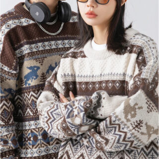 Pulls jacquard beige et marron pôrté par un homme et une femme