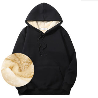 Pull noir à capuche sur fond blanc.