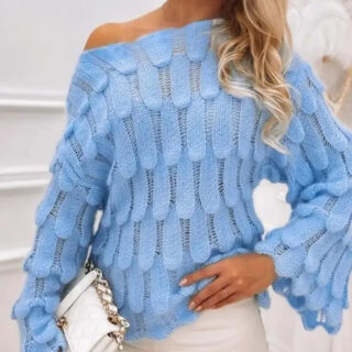 Femme portant un pull à franges bleu.