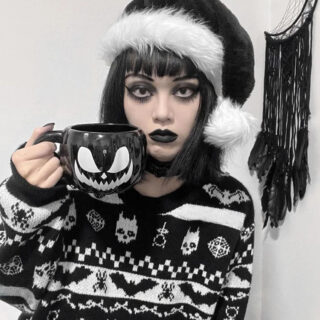 On voit une jeune femme maquillée pour Halloween, avec un pull noir et blanc à motifs effrayants.