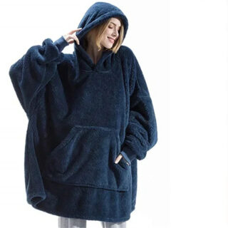 Une femme porte un pull plaid bleu en laine polaire