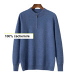 Photo d'un pull bleu zippé fermé sur un cintre en bois marron avec l'inscription 100% cachemire sur un petit bandeau blanc, le tout sur fond blanc