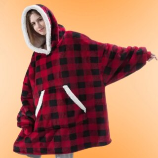 Un pull plaid à carreaux rouge et noir avec un capuche porté par une femme