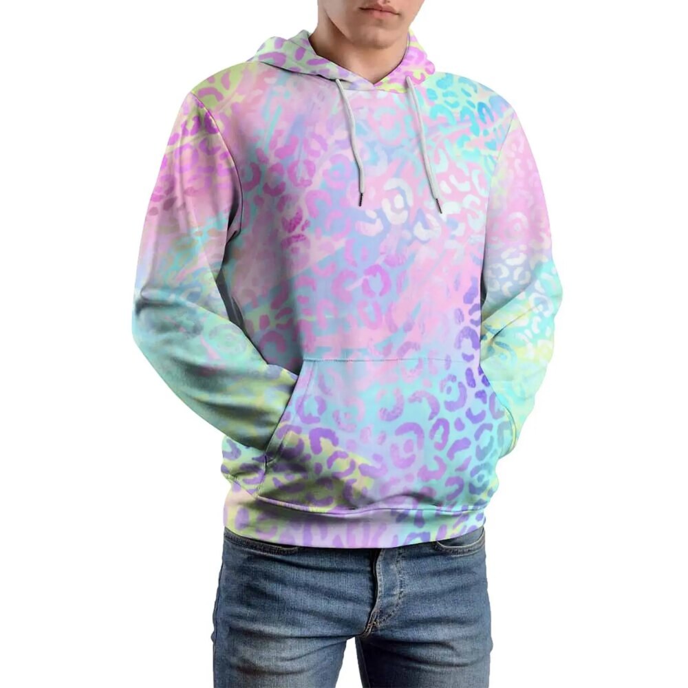 Photo d'un homme debout portant un pull léopard sweat à capuche irisé bleu turquoise sur un jean ajusté et les mains dans la poche avant du sweat le tout sur un fond blanc