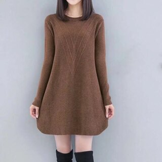 Femme portant une robe pull évasée sur fond gris.