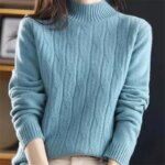 Pull col cheminé pour femme tricot à torsades bleu.
