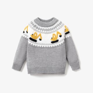 On voit un pull gris pour petit garçon avec un motif tractopelle.