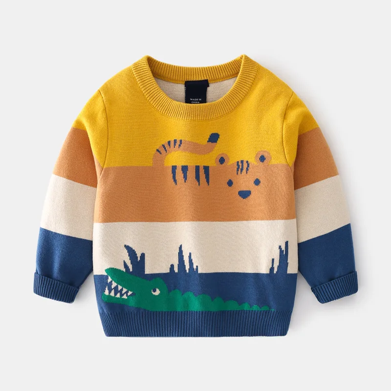 On voit un pull multicolore rayé décoré d'un tigre et d'un crocodile. C'est un pull pour petit garçon.