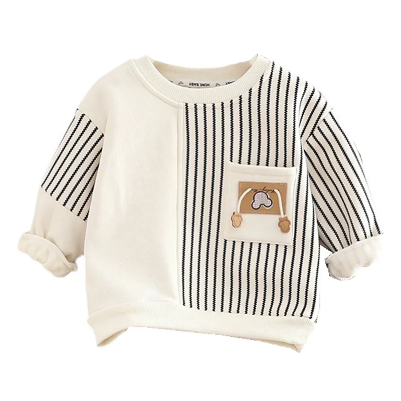 On voit un pull blanc et rayé pour enfant.