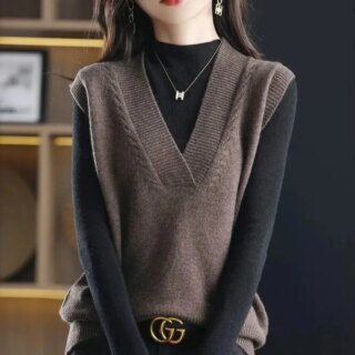 Femme portant un pull sans manche gris.