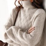 Pull à col roulé camel torsadé et porté par une femme