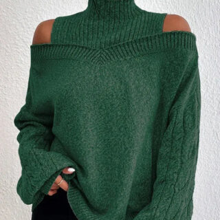 Femme portant un pull avec épaules dénudées vert.