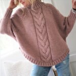 Pull chauve souris rose avec une torsade au milieu dporté par une femme