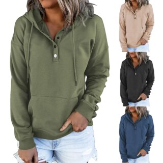 Femme portant un pull à capuche vert sur fond blanc. On voit également d'autres déclinaisons de couleurs.
