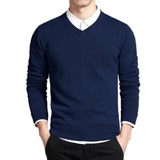 Pull col en V bleu marine porté par un homme avec un pantalon noir