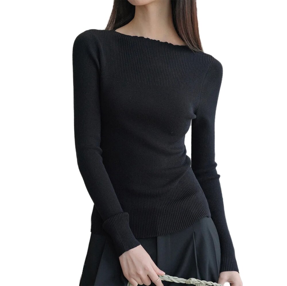 Femme portant un pull fin noir sur fond blanc.