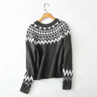 On voit un pull norvégien gris foncé et blanc