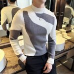 Pull à col cheminée gris et blanc porté par un homme