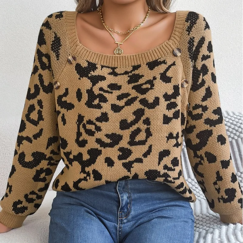 7139-3y8gf5.jpg Photo d'une femme assise sur un plaid blanc portant un pull léopard marron à impressions noires à col carré et orné de boutons sur la couture des emmanchures raglan et un jean bleu le tout sur fond bleu ciel