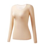 On voit un sous-pull beige pour femme col rond, sur fond blanc.