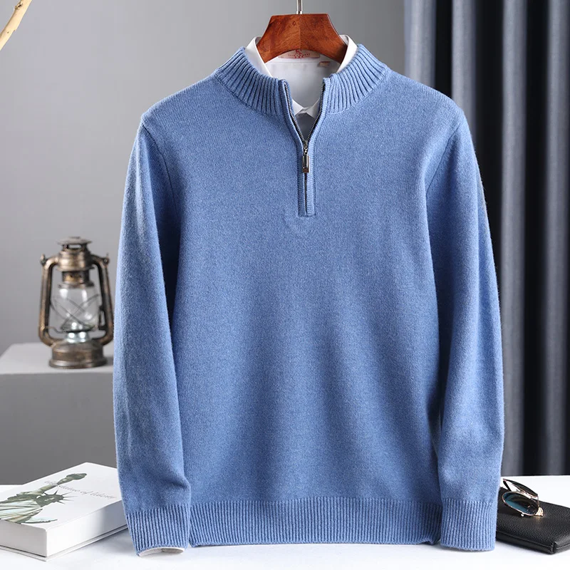 7884-a8xwt8.jpg Photo représentant un pull zippé bleu sur une chemise blanche les deux sur un cintre en bois au dessus d'un plan de travail blanc un rideau plissé gris foncé à l'arrière droit et une lampe style lanterne sur la gauche