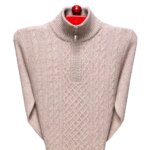 Photo d'un pull zippé beige avec un col montant sur un cintre rouge en bois les manches repliées dans le dos, le tout sur fond blanc