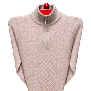 Photo d'un pull zippé beige avec un col montant sur un cintre rouge en bois les manches repliées dans le dos, le tout sur fond blanc