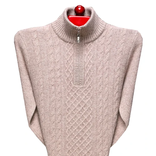 8044-cj51rt.jpg Photo d'un pull zippé beige avec un col montant sur un cintre rouge en bois les manches repliées dans le dos, le tout sur fond blanc