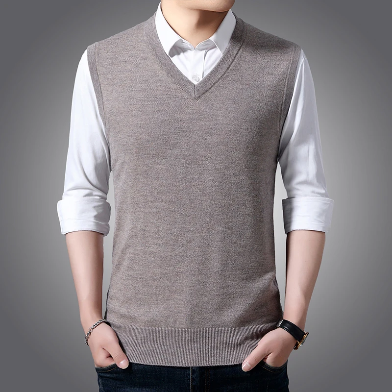 8460-gzd27y.jpg Homme portant un pull sans manche gris sur une chemise.