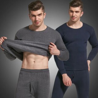 On voit un homme en double : à gauche, il porte un sous-pull gris, de l'autre un sous-pull bleu, col rond en coton.