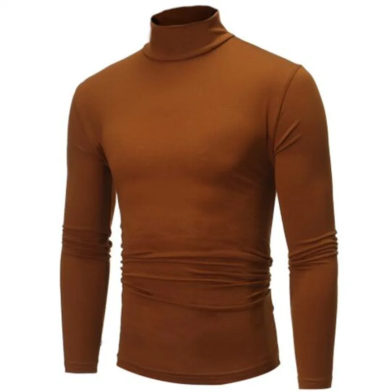 On voit un sous-pull col roulé marron pour homme