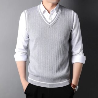 Homme portant un pull sans manche et une chemise blanche sur fond gris.