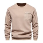Sur fond blanc, on voit un pull de travail pour homme beige, mi-saison, avec une poche sur le devant.