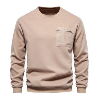Sur fond blanc, on voit un pull de travail pour homme beige, mi-saison, avec une poche sur le devant.