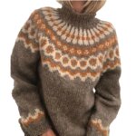 Pull à manches longues avec un jaquard camel et orange. Porté par une femme
