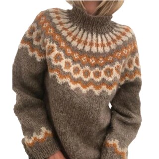Pull à manches longues avec un jaquard camel et orange. Porté par une femme