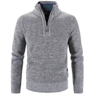Pull gris zippé sur fond blanc.