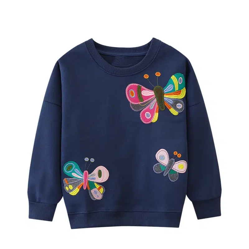 On voit un pull bleu marine avec des motifs papillons colorés.
