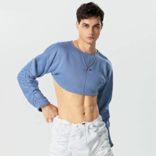 On voit un homme avec un pull court, fin et bleu.