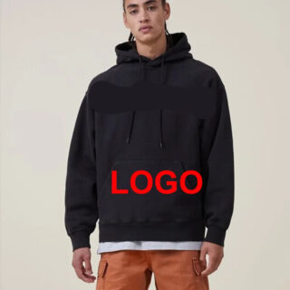 Pull personnalisé à capuche noir porté par un homme