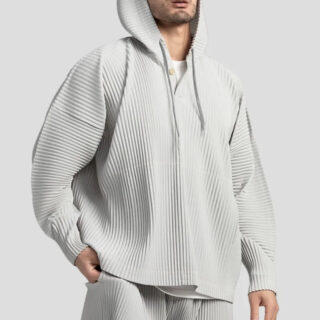 Homme portant un pull blanc à capuche.