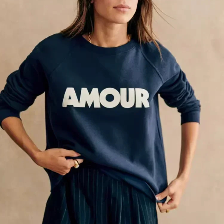 Photo d'une femme portant un pull amour bleu marine écrit AMOUR en blanc.