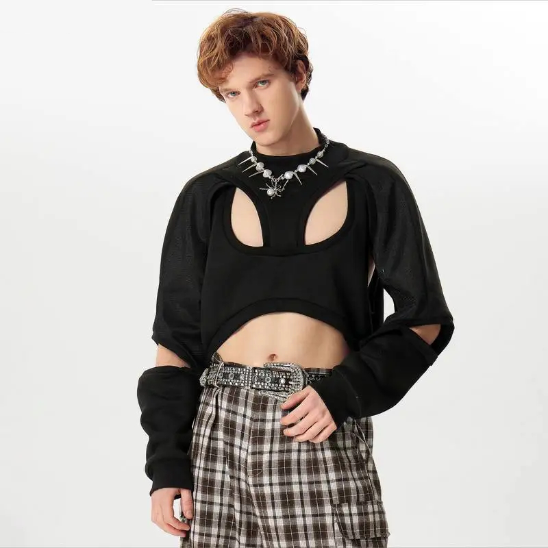 0-e1d627.jpeg On voit un homme qui porte un pull noir rock ajouré court.